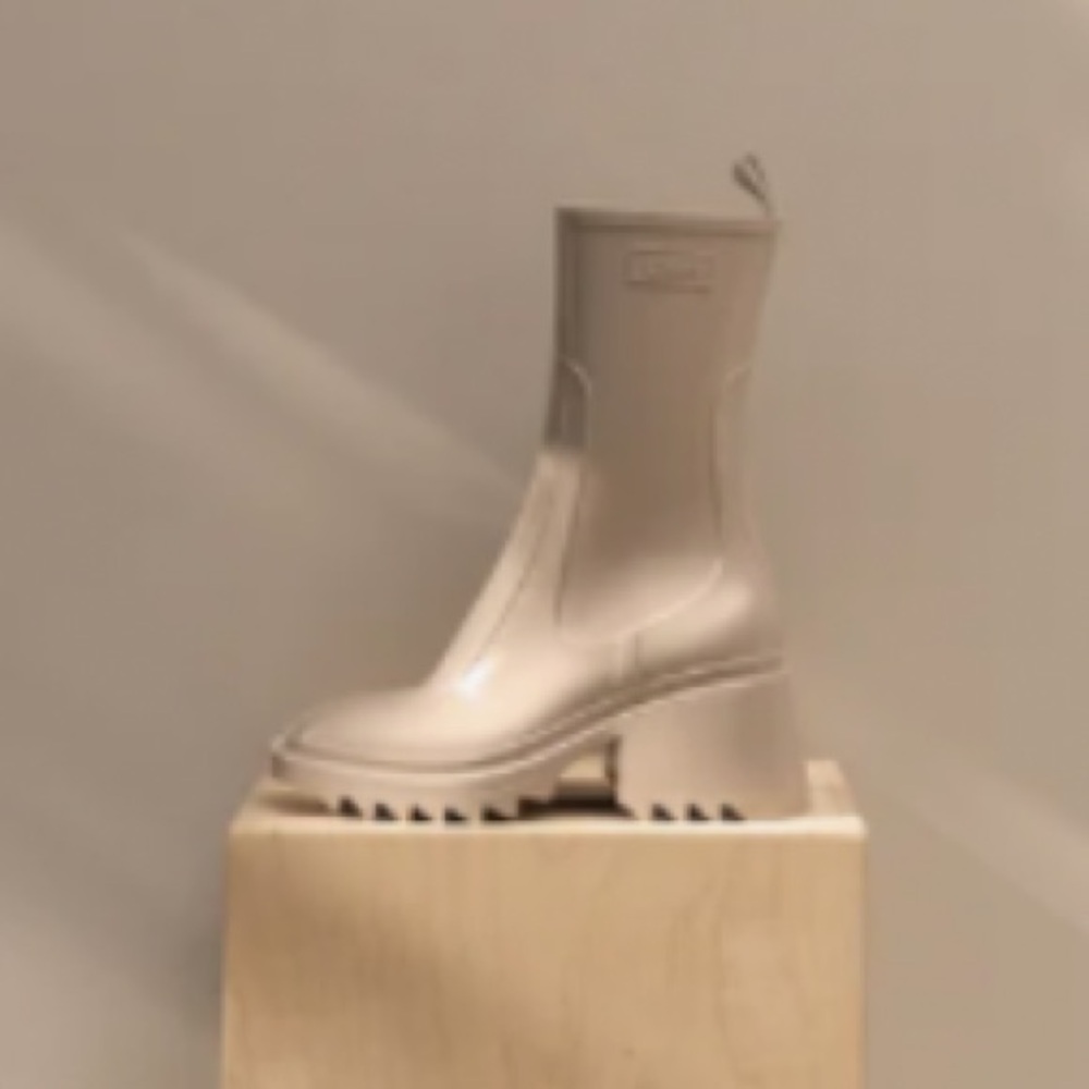 CHLOE BETTY RAIN BOOTS IN BEIGE COLOR WITH BOLD LUGGED SOLE SIZE EU 9